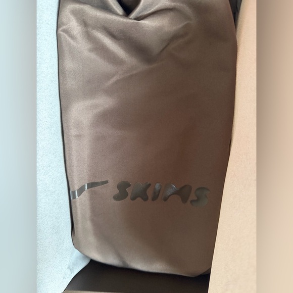 SKIMS Nike Rift Mesh - Picture 5 of 7